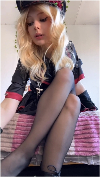 petitelilith - Lick my boots and nylon feet