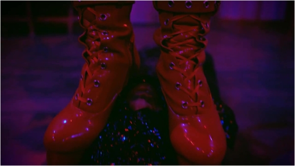 Vivienne l'Amour - MUMMIFIED WORSHIP - UNDER MY BOOTS