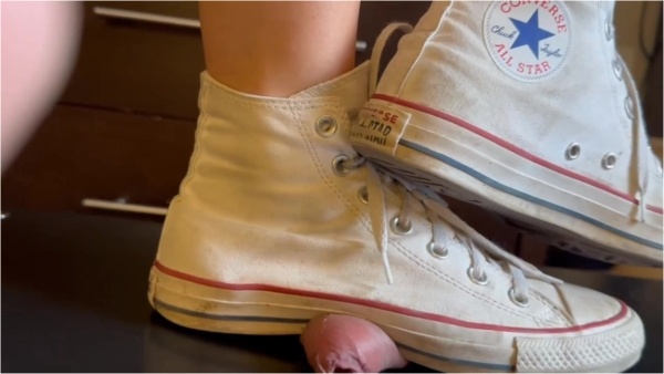Sneaker Ballbusting - Sofias Converse Crush