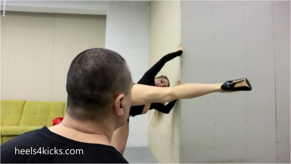 Iluhjiuji - Heelsicks - Melanie Kicks The Robber With Her Dirty Soles